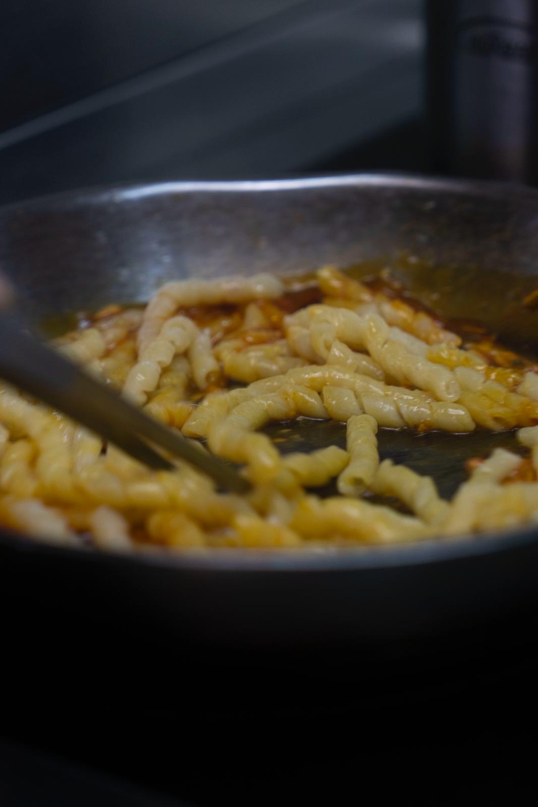 Pastabereiding in een pan — Amùri Antwerpen