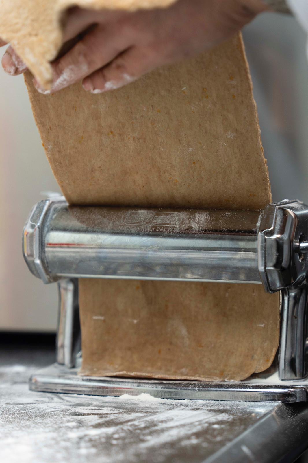 Pastamachine in de keuken — Amùri Antwerpen